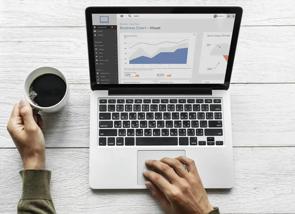 optimisation SEO Création Web SEO en prenant un café